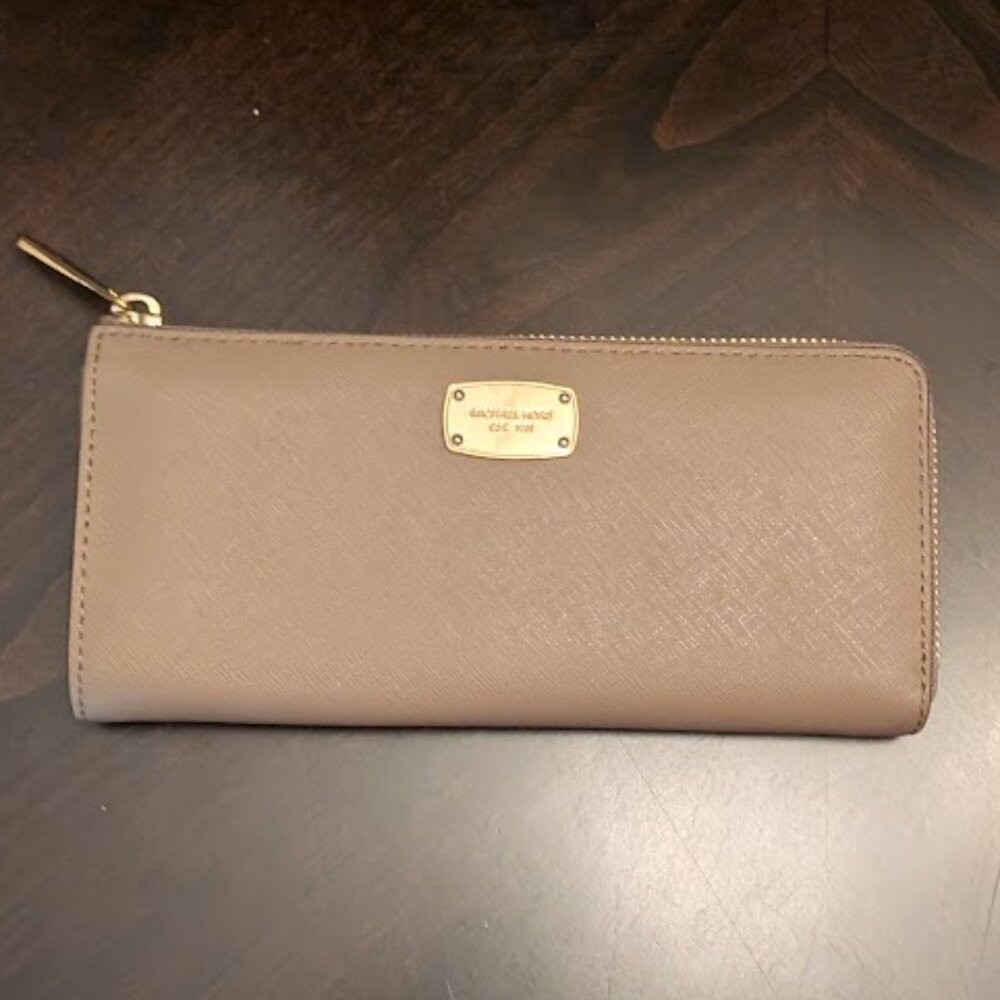 O2 MICHAEL KORS Saffiano Leather Taupe Continental Wallet (NWOT)